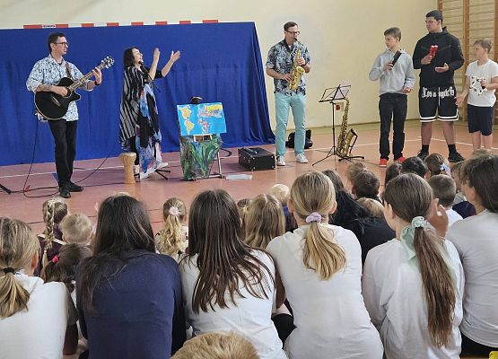 Grafika 2: Muzycy z Agencji Artystycznej "Artizma" przyjechali do nas z muzyczną niespodzianką pt." Z muzyką przez świat"