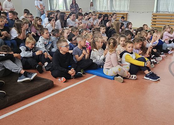 Grafika 4: Muzycy z Agencji Artystycznej "Artizma" przyjechali do nas z muzyczną niespodzianką pt." Z muzyką przez świat"
