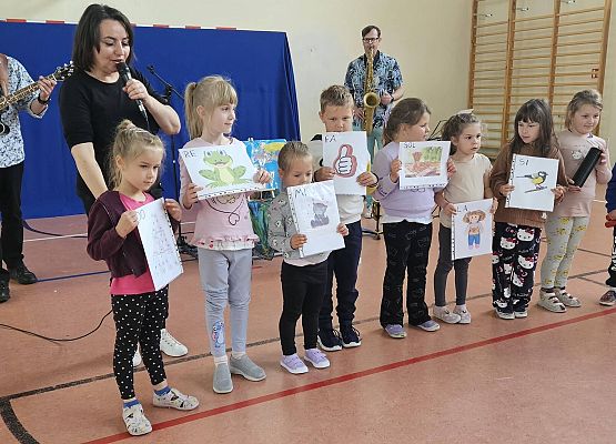 Grafika 6: Muzycy z Agencji Artystycznej "Artizma" przyjechali do nas z muzyczną niespodzianką pt." Z muzyką przez świat"