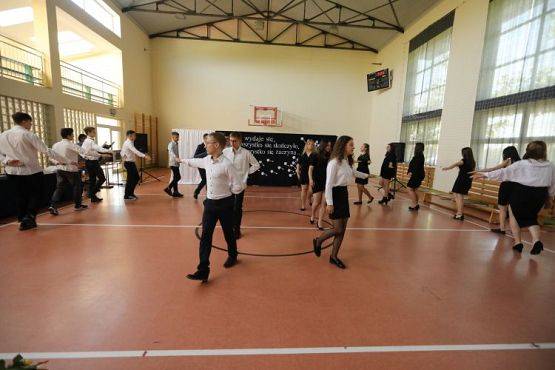 Grafika #16: "Kiedy wydaje się, że wszystko się skończyło"- koniec roku szkolnego