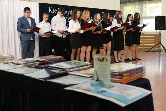 Grafika #22: "Kiedy wydaje się, że wszystko się skończyło"- koniec roku szkolnego