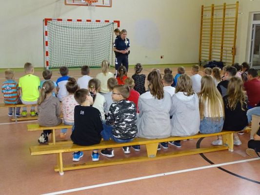 Grafika #4: Spotkanie z Policją