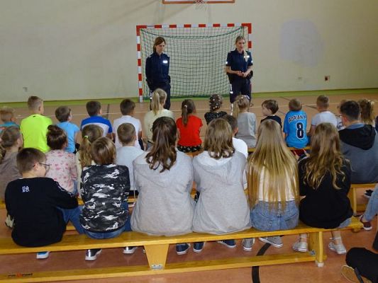 Grafika #6: Spotkanie z Policją