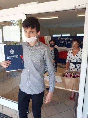 Grafika #1: Zakończenie roku szkolnego 2019/2020 - rozdanie świadectw