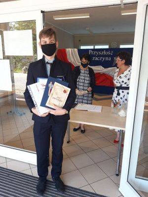 Grafika #7: Zakończenie roku szkolnego 2019/2020 - rozdanie świadectw