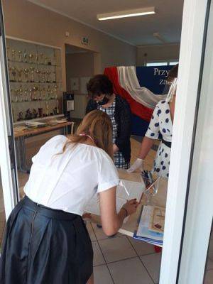 Grafika #8: Zakończenie roku szkolnego 2019/2020 - rozdanie świadectw