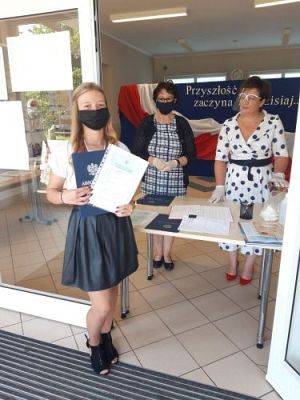 Grafika #10: Zakończenie roku szkolnego 2019/2020 - rozdanie świadectw