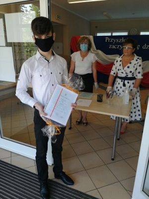 Grafika #12: Zakończenie roku szkolnego 2019/2020 - rozdanie świadectw