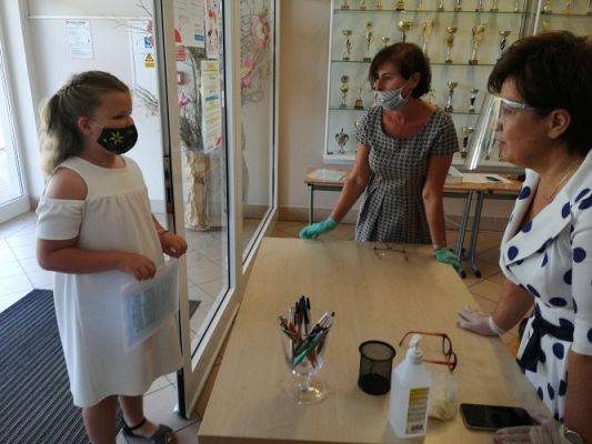 Grafika #33: Zakończenie roku szkolnego 2019/2020 - rozdanie świadectw