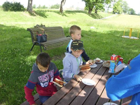 Grafika #12: Piknik w klasie pierwszej