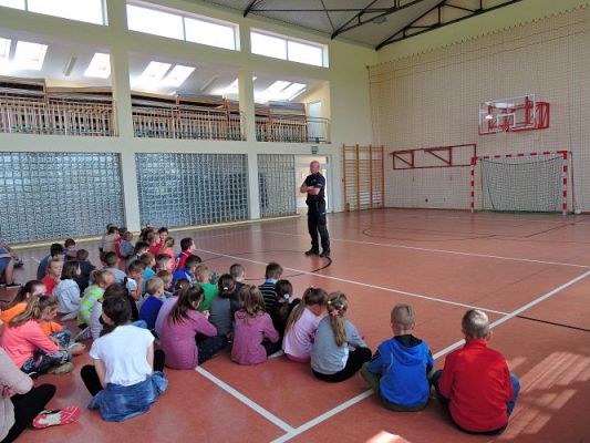 Grafika #0: Spotkanie z policjantem - BEZPIECZNE WAKACJE.