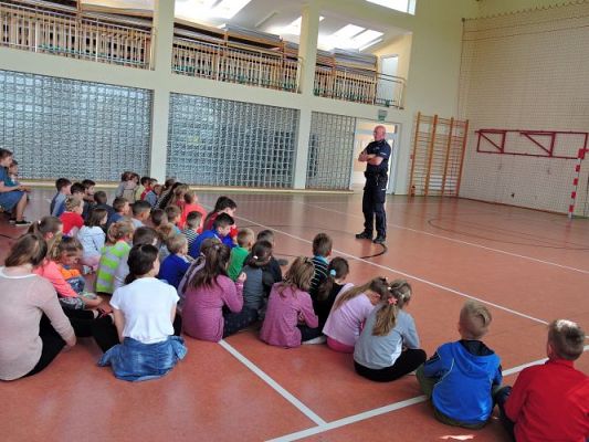 Grafika #1: Spotkanie z policjantem - BEZPIECZNE WAKACJE.