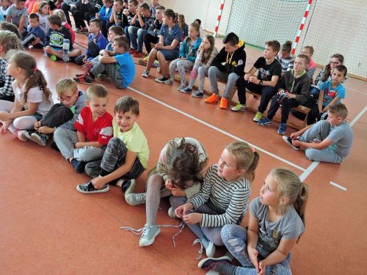 Grafika #2: Spotkanie z policjantem - BEZPIECZNE WAKACJE.