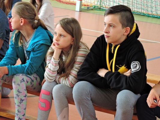 Grafika #4: Spotkanie z policjantem - BEZPIECZNE WAKACJE.