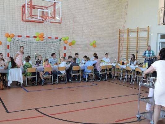 Grafika #4: A Ty tańcz, kiedy inni tańczą