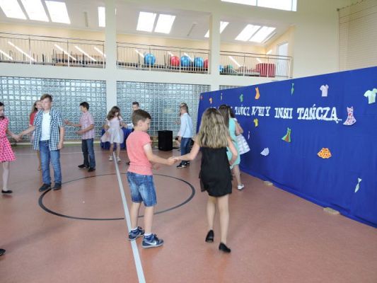 Grafika #6: A Ty tańcz, kiedy inni tańczą