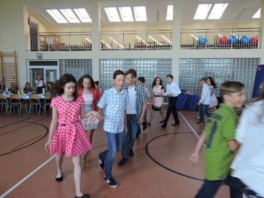 Grafika #7: A Ty tańcz, kiedy inni tańczą