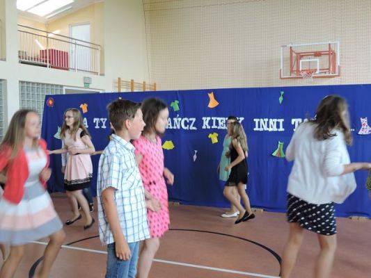 Grafika #8: A Ty tańcz, kiedy inni tańczą