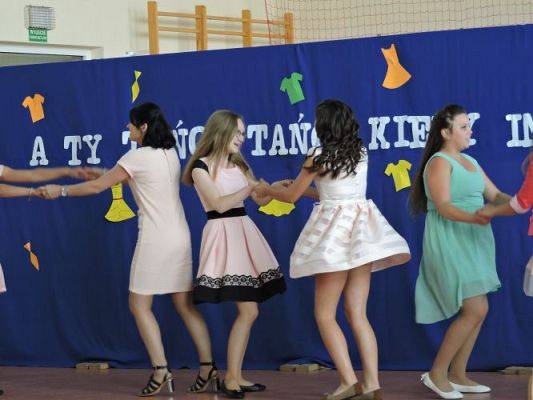 Grafika #9: A Ty tańcz, kiedy inni tańczą