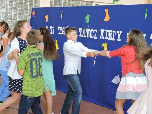 Grafika #14: A Ty tańcz, kiedy inni tańczą