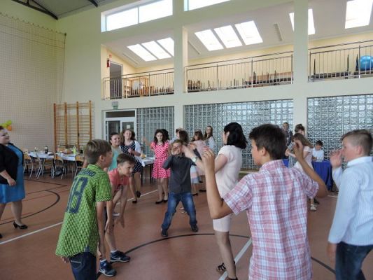 Grafika #17: A Ty tańcz, kiedy inni tańczą