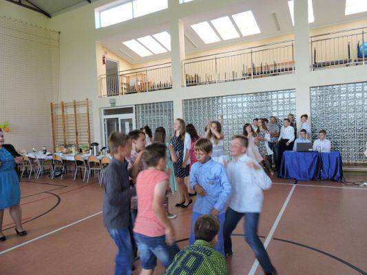 Grafika #21: A Ty tańcz, kiedy inni tańczą