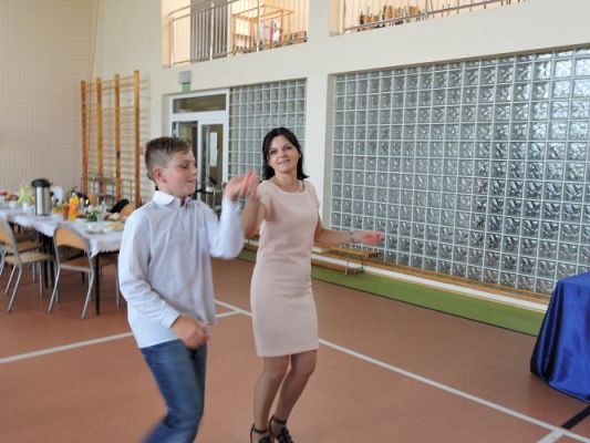 Grafika #28: A Ty tańcz, kiedy inni tańczą