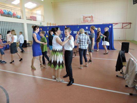 Grafika #32: A Ty tańcz, kiedy inni tańczą