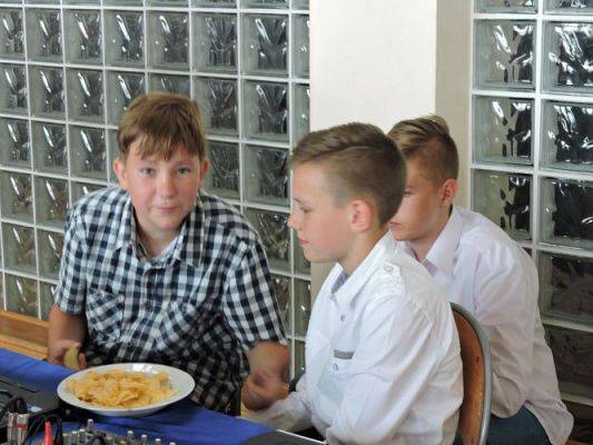 Grafika #47: A Ty tańcz, kiedy inni tańczą