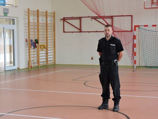 Grafika #1: Spotkanie z Policjantem - Bezpieczne wakacje!