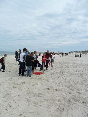 Grafika #25: Czołpino BEZPIECZNE FALE PRZYGODY