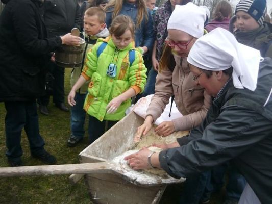 Grafika #5: WYCIECZKA DO MUZEUM WSI SŁOWIŃSKIEJ W KLUKACH