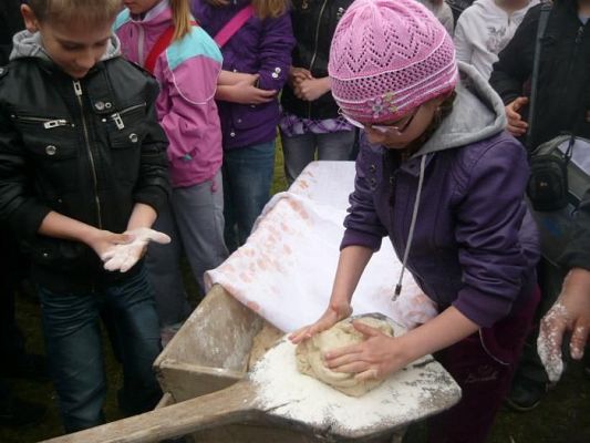 Grafika #23: WYCIECZKA DO MUZEUM WSI SŁOWIŃSKIEJ W KLUKACH