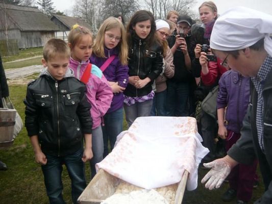 Grafika #28: WYCIECZKA DO MUZEUM WSI SŁOWIŃSKIEJ W KLUKACH