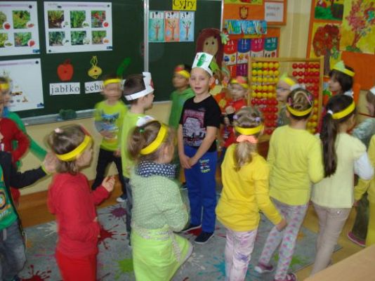 Grafika #8: Dzień warzywno- owocowy w ramach konkursu "Pora na pomidora"- klasa 1