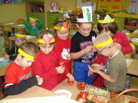 Grafika #12: Dzień warzywno- owocowy w ramach konkursu "Pora na pomidora"- klasa 1