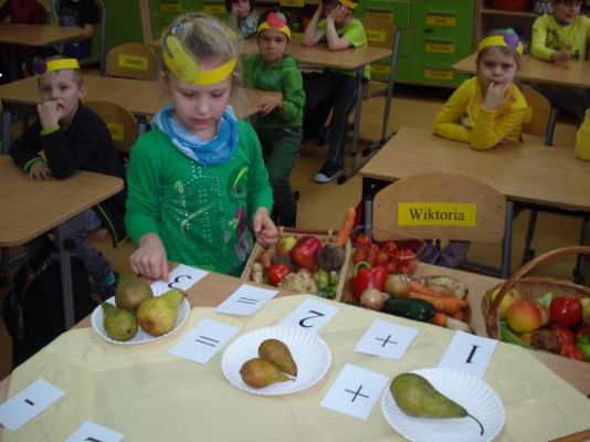 Grafika #5: Dzień warzywno- owocowy w ramach konkursu "Pora na pomidora"- klasa 1