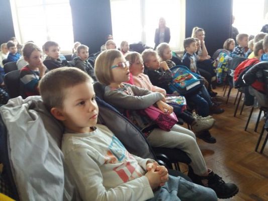 Grafika #2: Wyjazd klas 0-3 na przedstawienie pt. "Jak Pstryk i Bzik zostali oświeceni" do GOKiS w Wicku