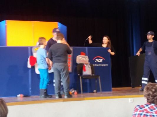 Grafika #10: Wyjazd klas 0-3 na przedstawienie pt. "Jak Pstryk i Bzik zostali oświeceni" do GOKiS w Wicku