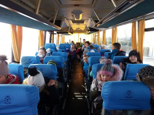 Grafika #12: Wyjazd klas 0-3 na przedstawienie pt. "Jak Pstryk i Bzik zostali oświeceni" do GOKiS w Wicku