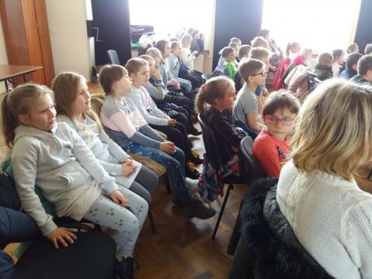 Grafika #5: Wyjazd klas 0-3 na przedstawienie pt. "Jak Pstryk i Bzik zostali oświeceni" do GOKiS w Wicku