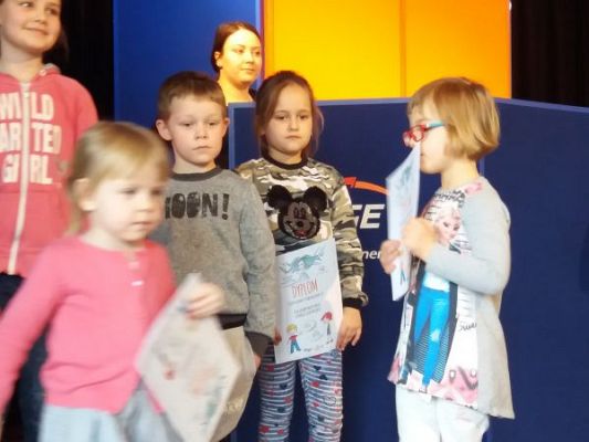 Grafika #11: Wyjazd klas 0-3 na przedstawienie pt. "Jak Pstryk i Bzik zostali oświeceni" do GOKiS w Wicku