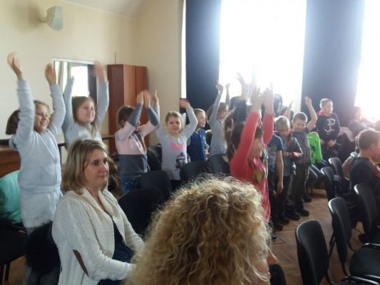 Grafika #7: Wyjazd klas 0-3 na przedstawienie pt. "Jak Pstryk i Bzik zostali oświeceni" do GOKiS w Wicku