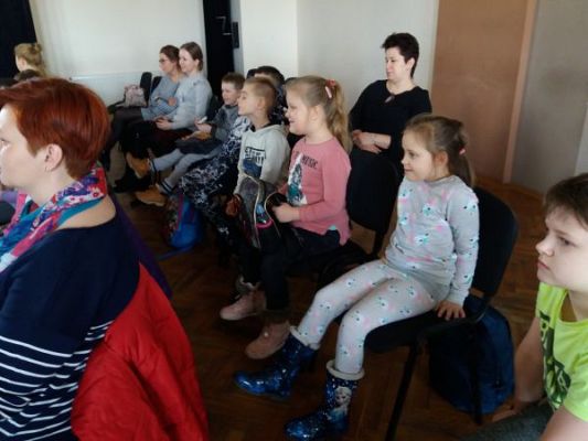 Grafika #6: Wyjazd klas 0-3 na przedstawienie pt. "Jak Pstryk i Bzik zostali oświeceni" do GOKiS w Wicku