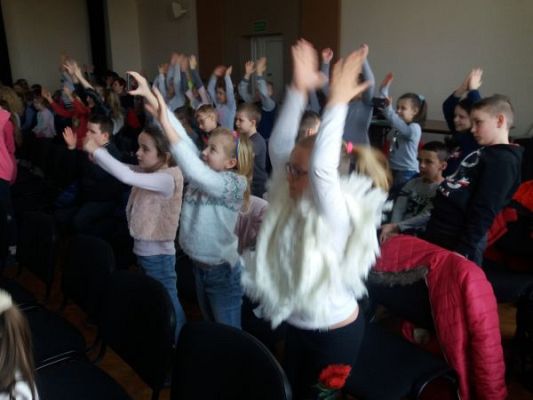 Grafika #8: Wyjazd klas 0-3 na przedstawienie pt. "Jak Pstryk i Bzik zostali oświeceni" do GOKiS w Wicku