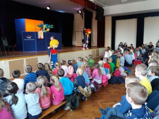 Grafika #1: Wyjazd klas 0-3 na przedstawienie pt. "Jak Pstryk i Bzik zostali oświeceni" do GOKiS w Wicku