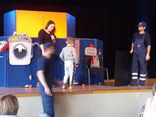 Grafika #9: Wyjazd klas 0-3 na przedstawienie pt. "Jak Pstryk i Bzik zostali oświeceni" do GOKiS w Wicku