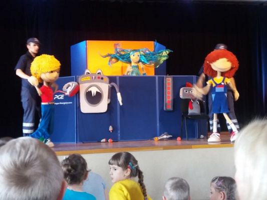 Grafika #0: Wyjazd klas 0-3 na przedstawienie pt. "Jak Pstryk i Bzik zostali oświeceni" do GOKiS w Wicku