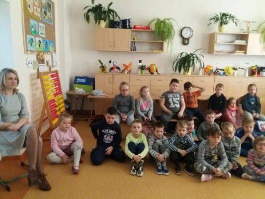 Grafika #1: Teatrzyk cieni pt. "Trzy świnki"