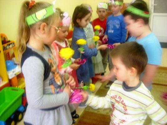 Grafika #2: ŚWIETO DZIEWCZYNEK